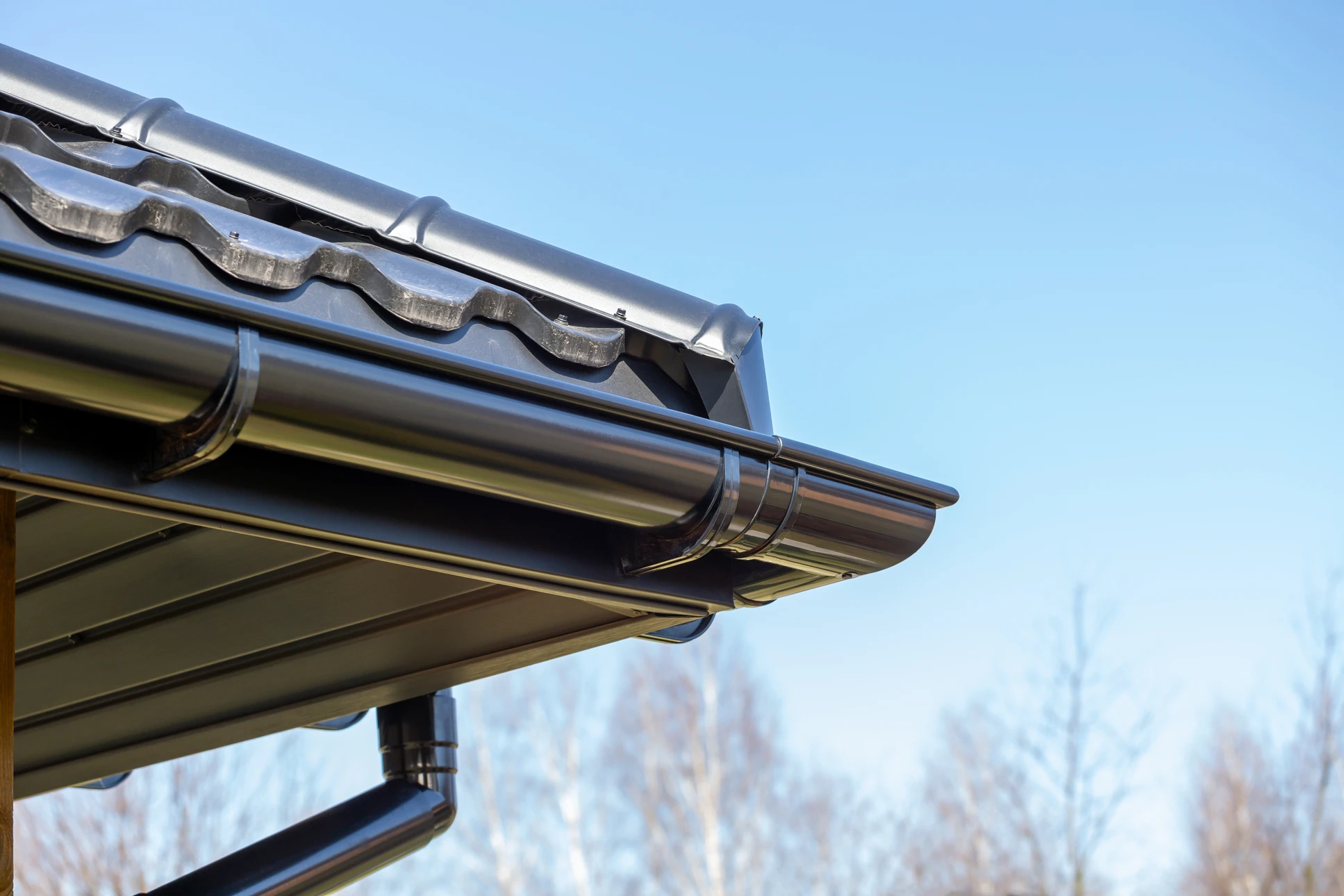 Scène extérieure d'artisan forgeron travaillant le métal à l'enclume avec marteau, démonstration publique de forge traditionnelle