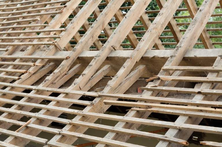 Bien choisir sa charpente en bois à Vitrolles pour une toiture durable